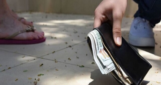 Mơ thấy nhặt được tiền là báo hiệu cho sự may mắn và thành công trong công việc