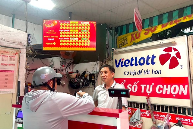 Khách hàng trải nghiệm tự chọn số tại một điểm bán hàng Vietlott