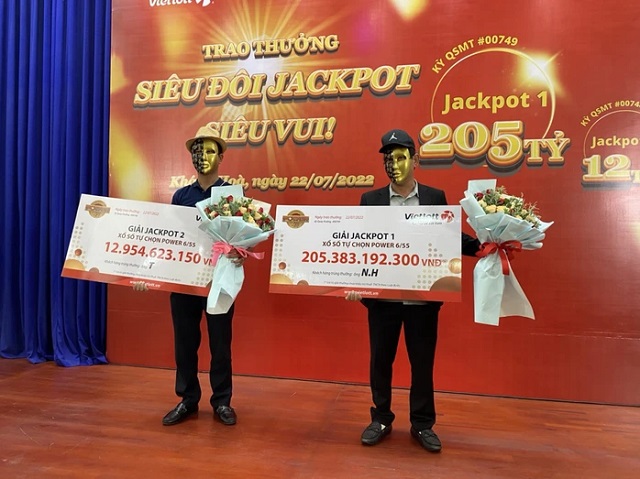 Lễ trao giải Jackpot cho khách hàng trúng thưởng Lễ trao giải Jackpot cho khách hàng trúng thưởng