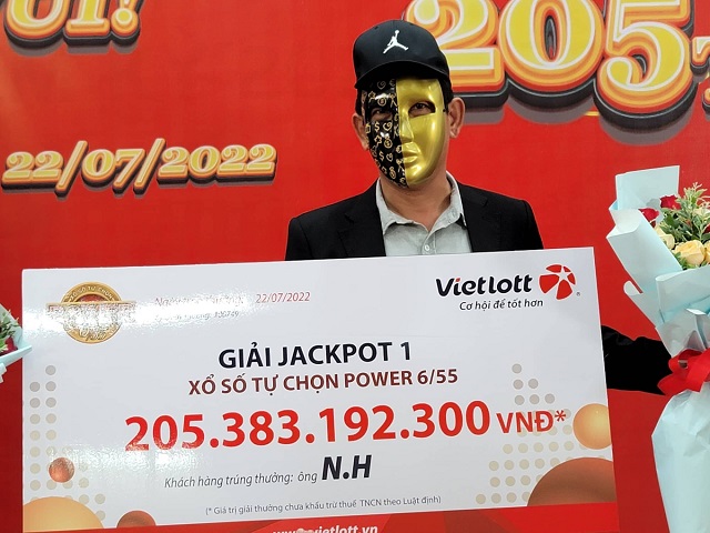 Những tấm séc hàng chục tỷ đồng là minh chứng thực tế cho cơ hội đổi đời dù Vietlott rất khó trúng Những tấm séc hàng chục tỷ đồng là minh chứng thực tế cho cơ hội đổi đời dù Vietlott rất khó trúng