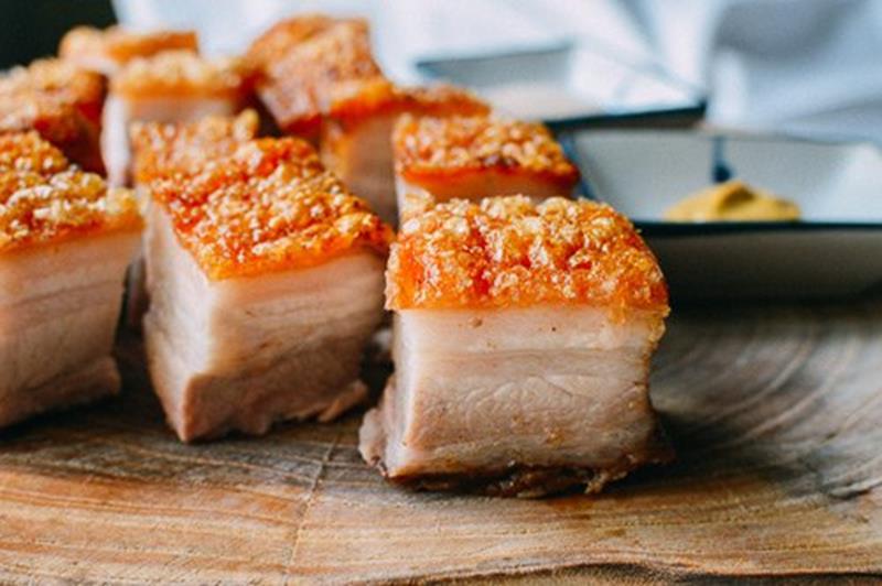 Heo quay nguyên con trên mâm cúng đại diện cho công danh sự nghiệp phát đạt, hanh thông