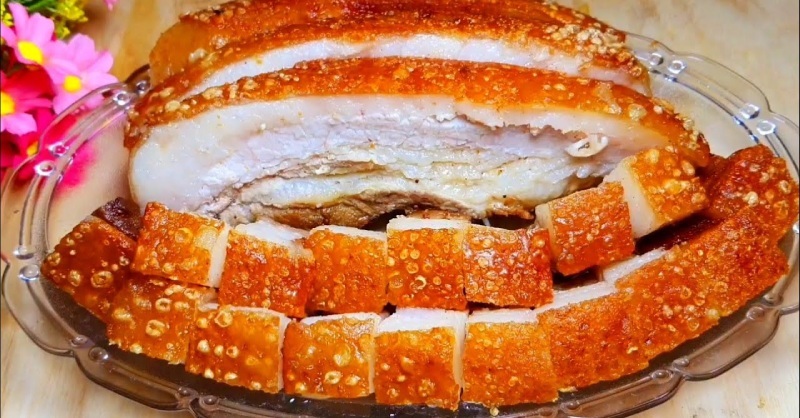 Hình ảnh thịt heo quay đỏ rực tượng trưng cho sự thịnh vượng, sung túc và may mắn