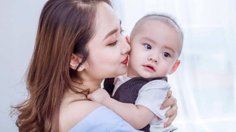 Mơ bế con nít dự báo có quý nhân phù trợ Mơ bế con nít dự báo có quý nhân phù trợ